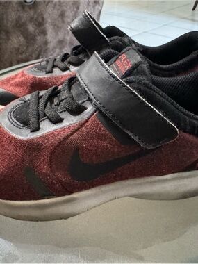Nike Kids Maroon and Black Hook-and-Loop Sneaker